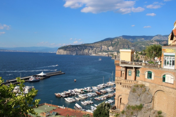 Blick auf Hafen in Sorrent (GVictoria - Fotolia)
