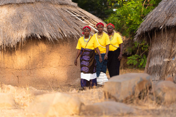 C?r?monie B?dik au village de Ethiouar pr?s de Bandafassi, r?gion de K?dougou, S?n?gal. Tenue des femmes : 